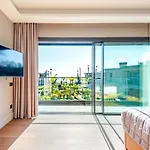 Stylish Beachfront With Pool Gym Sauna Seaview