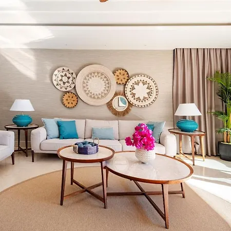 Stylish Beachfront With Pool Gym Sauna Seaview