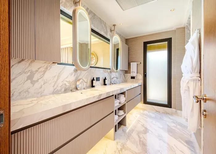 Stylish Beachfront With Pool Gym Sauna Seaview בודרום