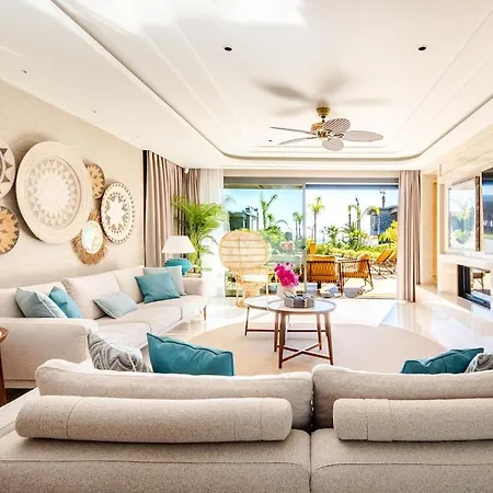 Stylish Beachfront With Pool Gym Sauna Seaview *