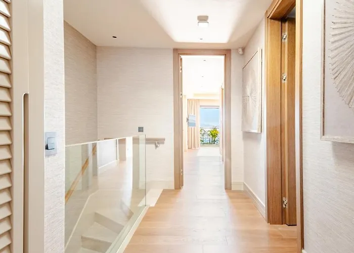 Stylish Beachfront With Pool Gym Sauna Seaview