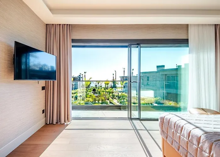 Stylish Beachfront With Pool Gym Sauna Seaview